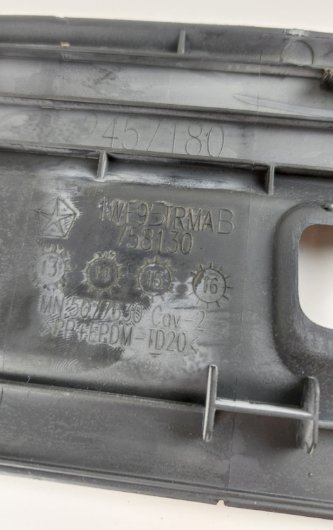 Kratki nawiewu deski rozdzielczej podszybia + osłony głośników Jeep Cherokee 2014 1WF95TRMAB