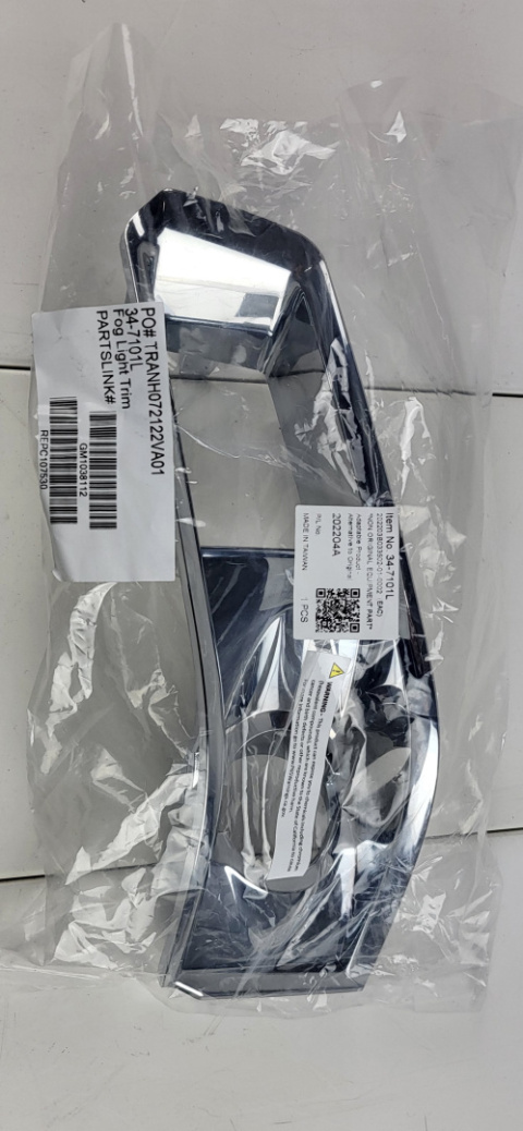 Chromowana ramka kratka halogenu lewa Cadillac CTS 2014 GM1038112