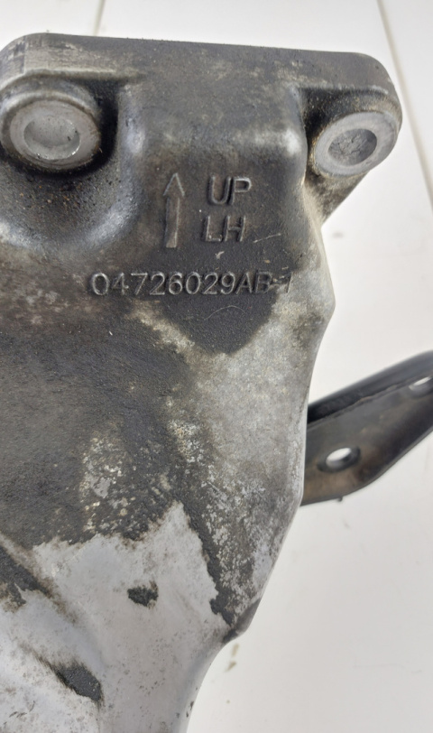 Łapa mocowanie silnika lewe Chrysler 300 2012-2019 04726029AB