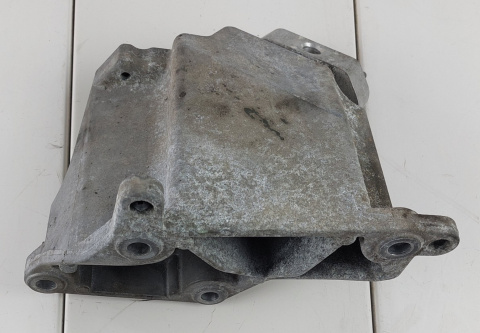 Łapa mocowanie silnika prawe Chrysler 300 2012-2019 04726028AB