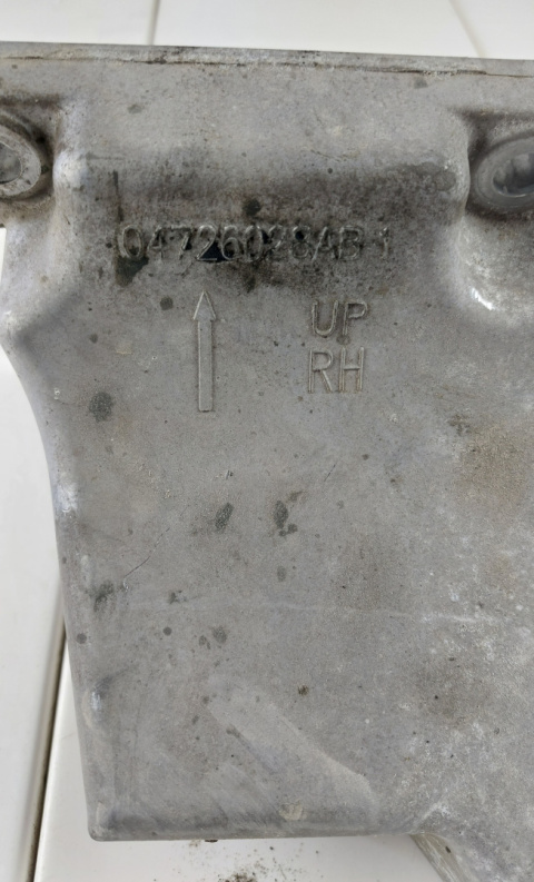 Łapa mocowanie silnika prawe Chrysler 300 2012-2019 04726028AB