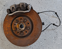 Zwrotnica piasta tarcza zacisk hamulcowy jarzmo czujnik ABS Jeep Compass 2017-2018 68259529AB